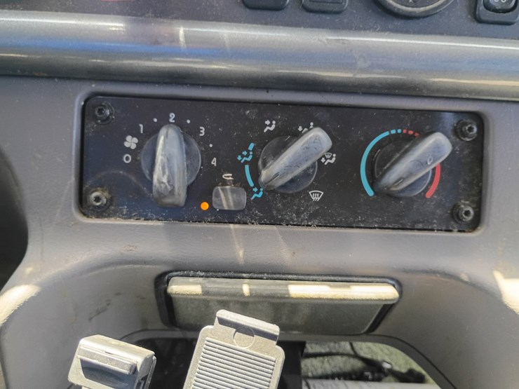 2007-freightliner-m2-106-image-53