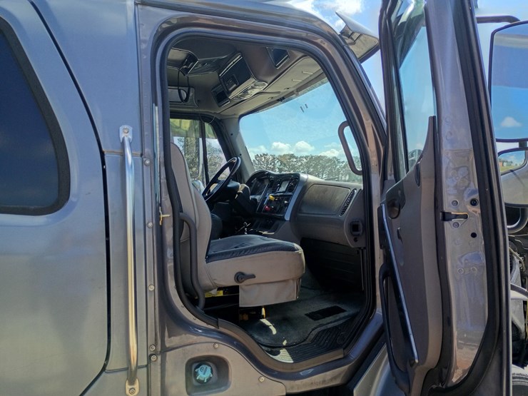 2007-freightliner-m2-106-image-43