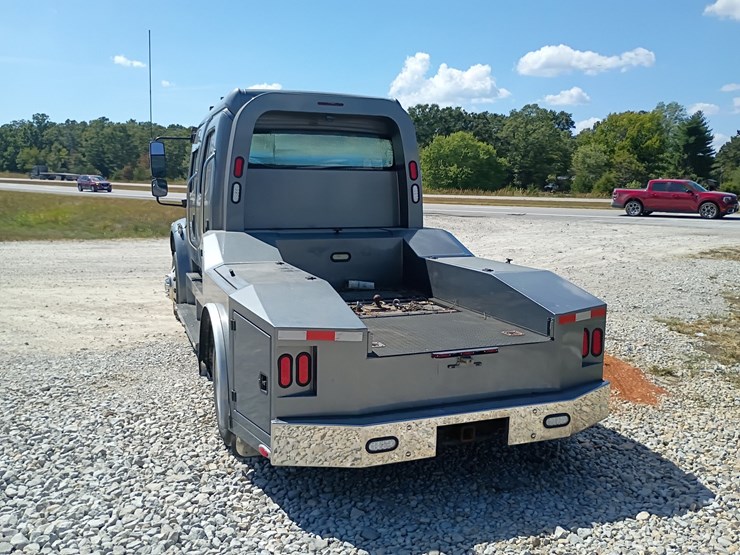 2007-freightliner-m2-106-image-6