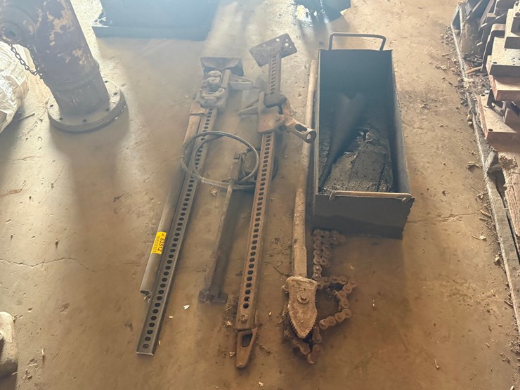 #53512-•-lot-of-handy-man-jacks,-and-oil-pan-inv#53512-image-1