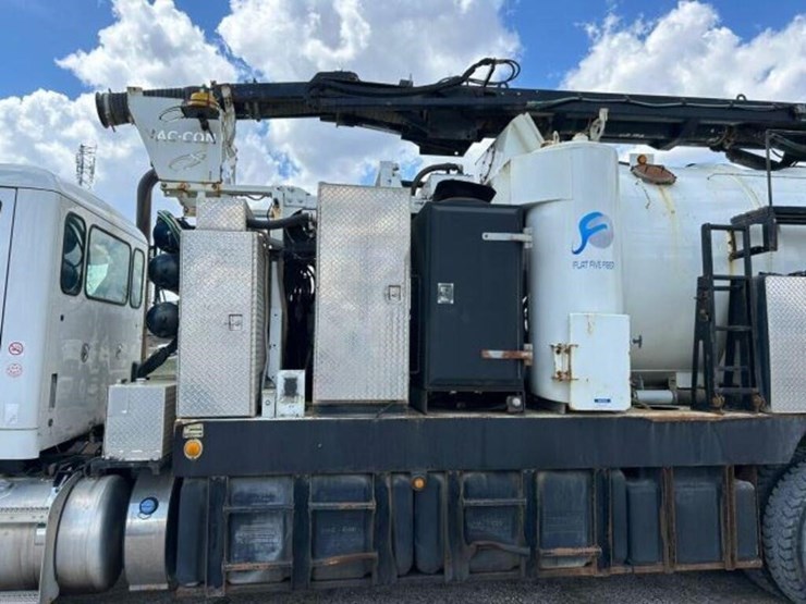 2014-peterbilt-567-image-10