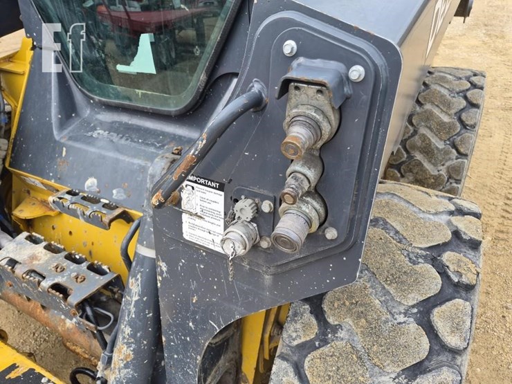 2020-deere-330g-image-9