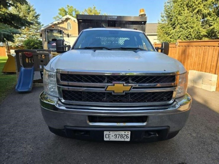 2014-chevrolet-3500-image-3