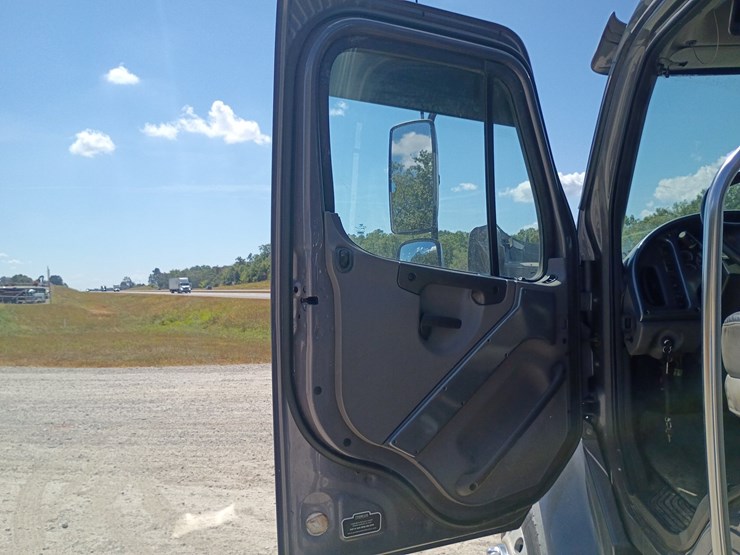 2007-freightliner-m2-106-image-33