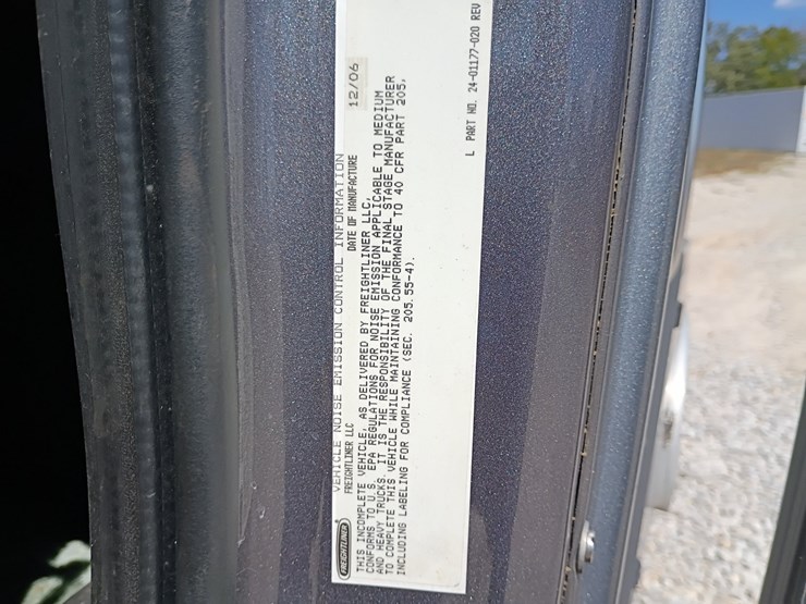 2007-freightliner-m2-106-image-34