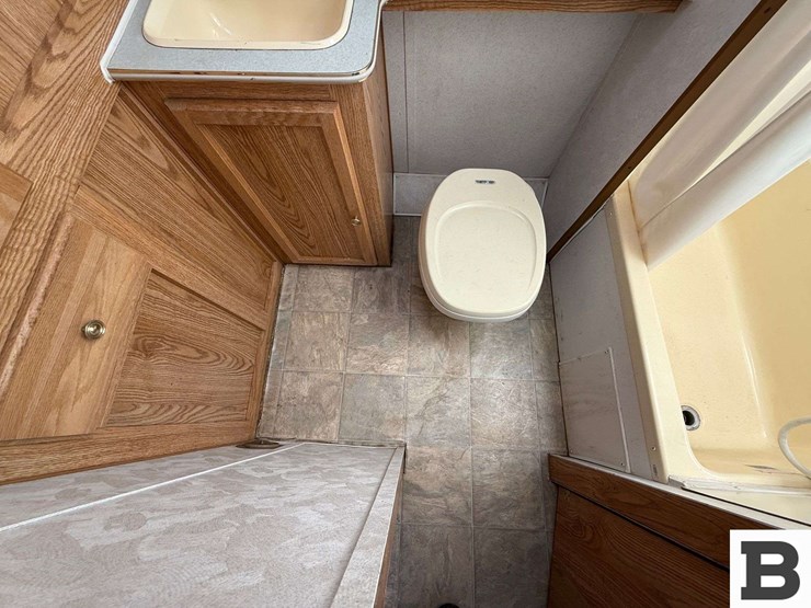2002-tahoe-transport-21'-toy-hauler-travel-trailer-image-51