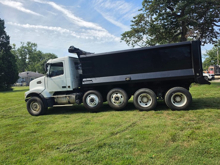 #25407-•-2005-volvo-vhd-quad-axle-dump-truck-image-5