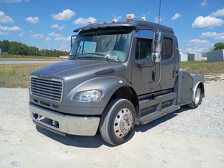 2007-freightliner-m2-106-image-1