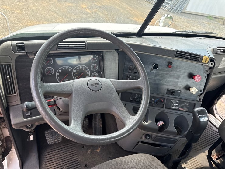 2004-freightliner-columbia-112-image-8