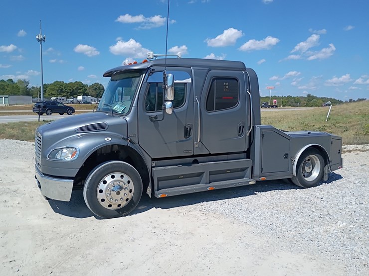2007-freightliner-m2-106-image-2