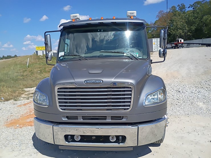 2007-freightliner-m2-106-image-15