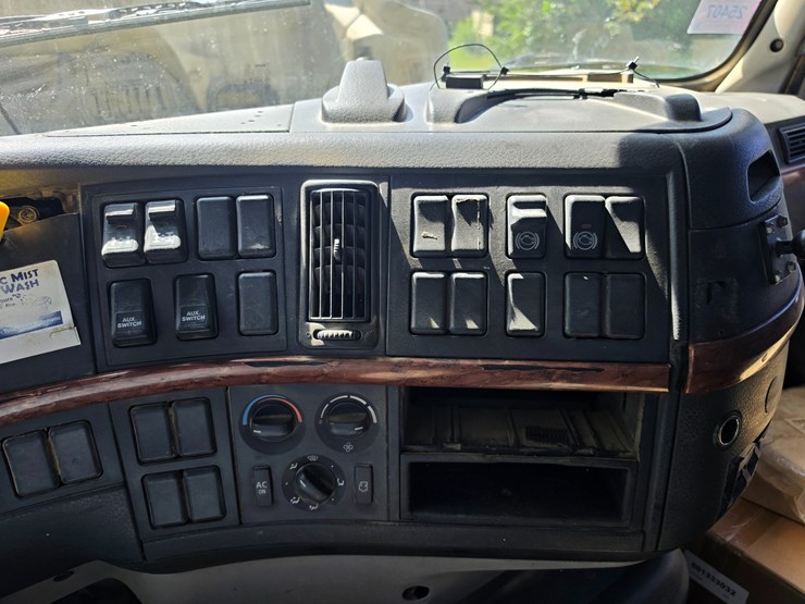 #25407-•-2005-volvo-vhd-quad-axle-dump-truck-image-90