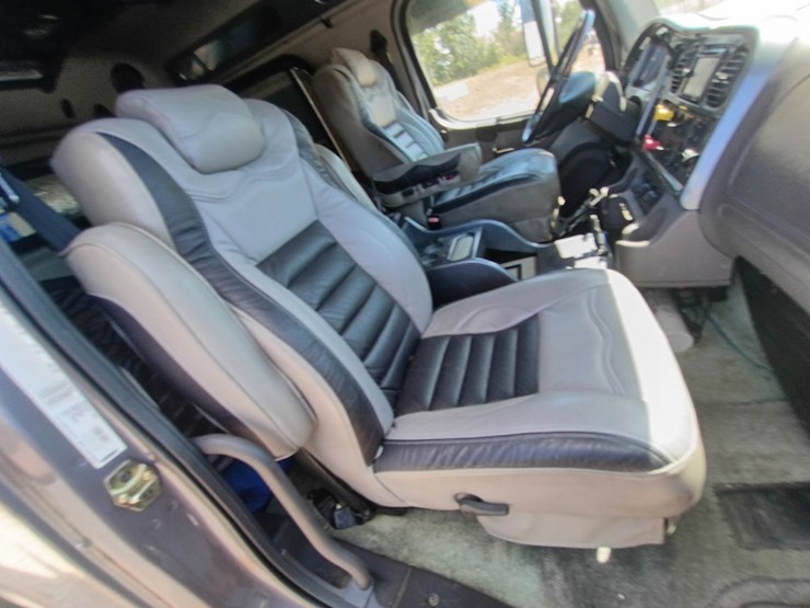 2007-freightliner-m2-106-image-45