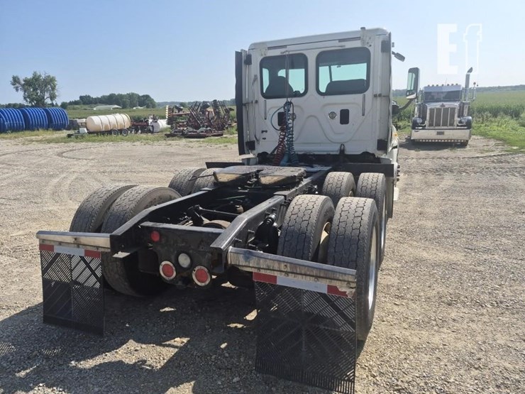2013-freightliner-cascadia-125-image-8