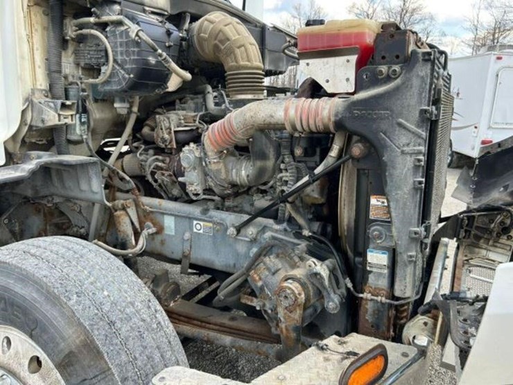 2014-peterbilt-567-image-31