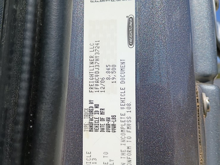 2007-freightliner-m2-106-image-36