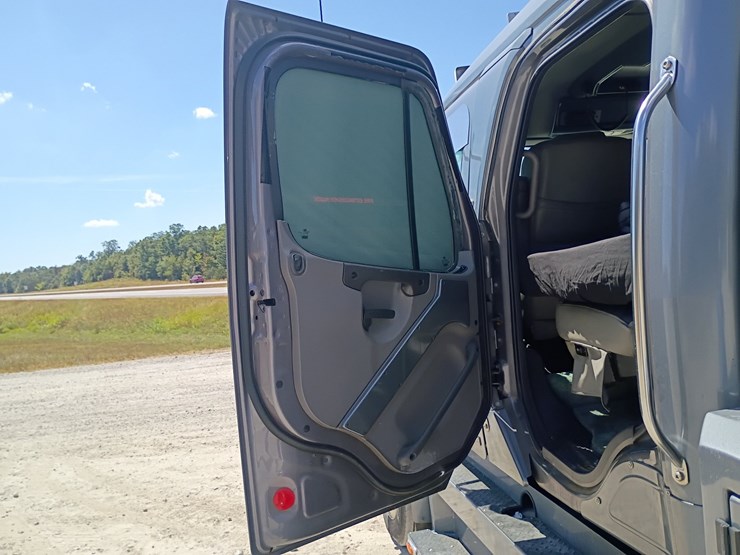 2007-freightliner-m2-106-image-73