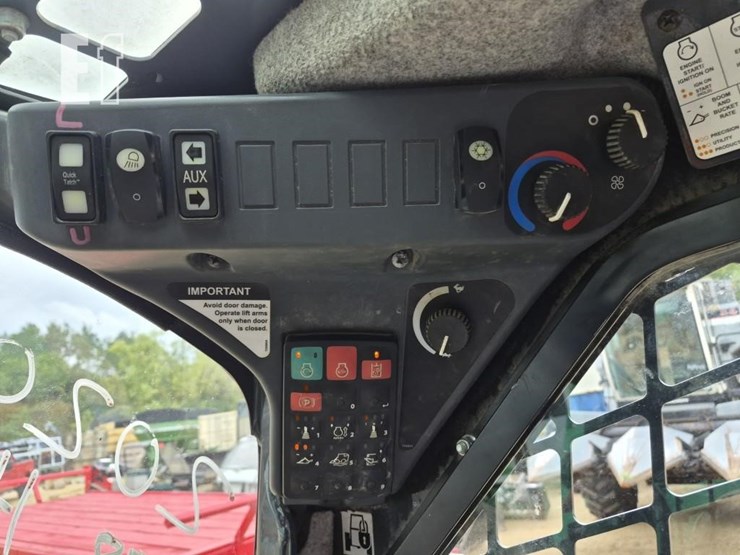 2020-deere-330g-image-11