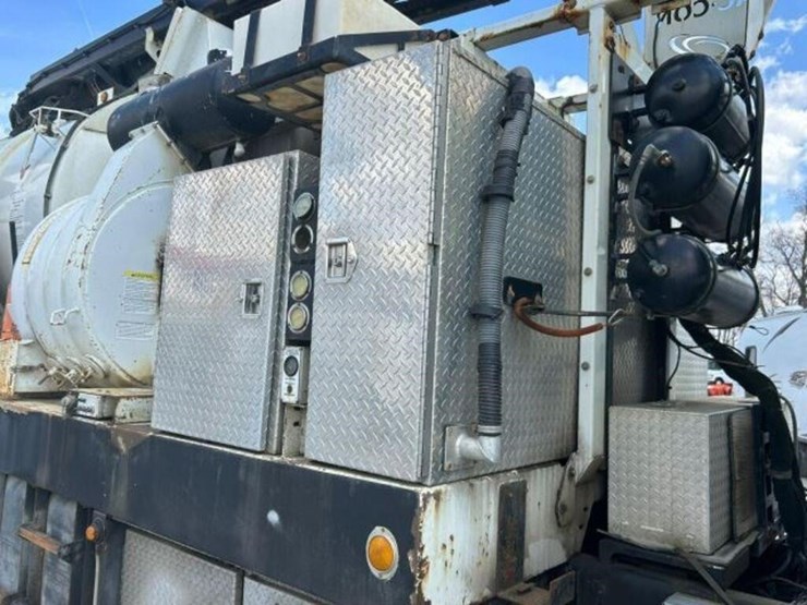 2014-peterbilt-567-image-63