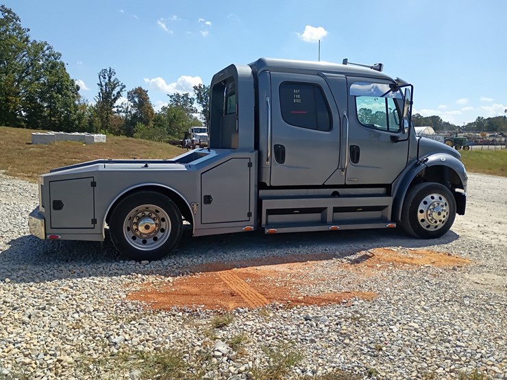 2007-freightliner-m2-106-image-10