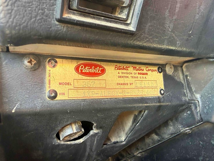 1995-peterbilt-357-image-25