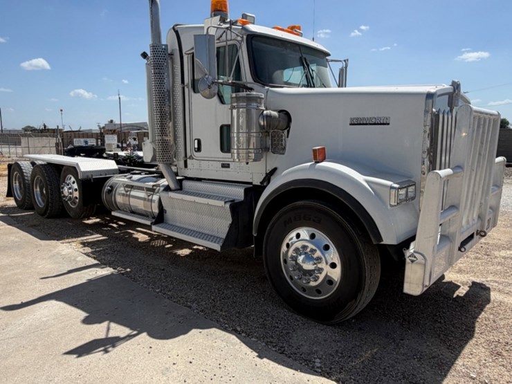2012-kenworth-w900-image-3