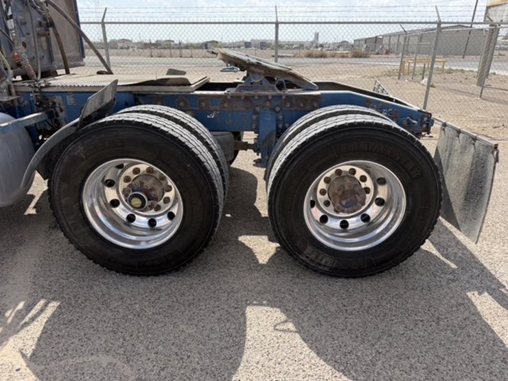 2013-peterbilt-367-image-10