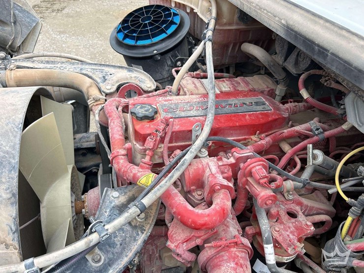 2018-freightliner-m2-106-image-9