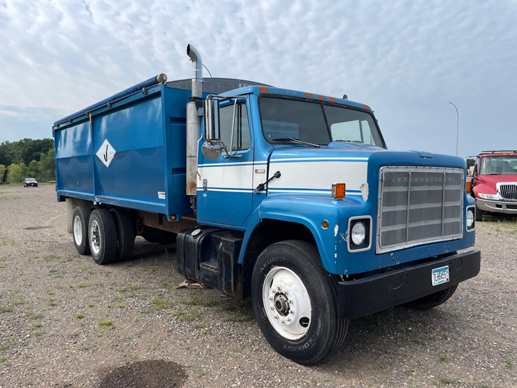 #1451-•-1979-international-f2275-grain-truck-(has-mn-title)-image-4