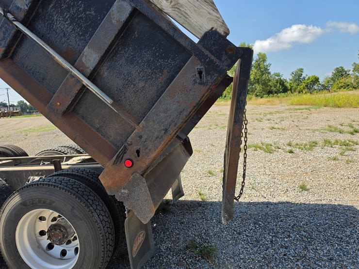 2005-peterbilt-379-image-32