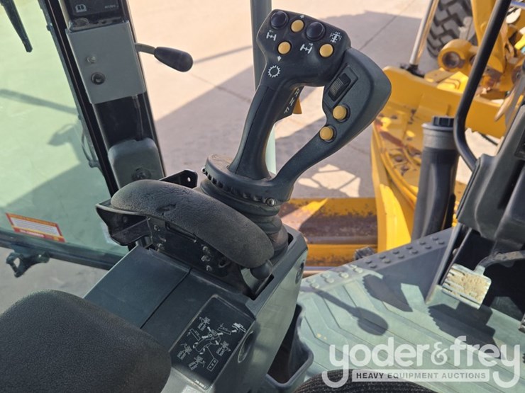 2015-caterpillar-140m3-awd-image-73