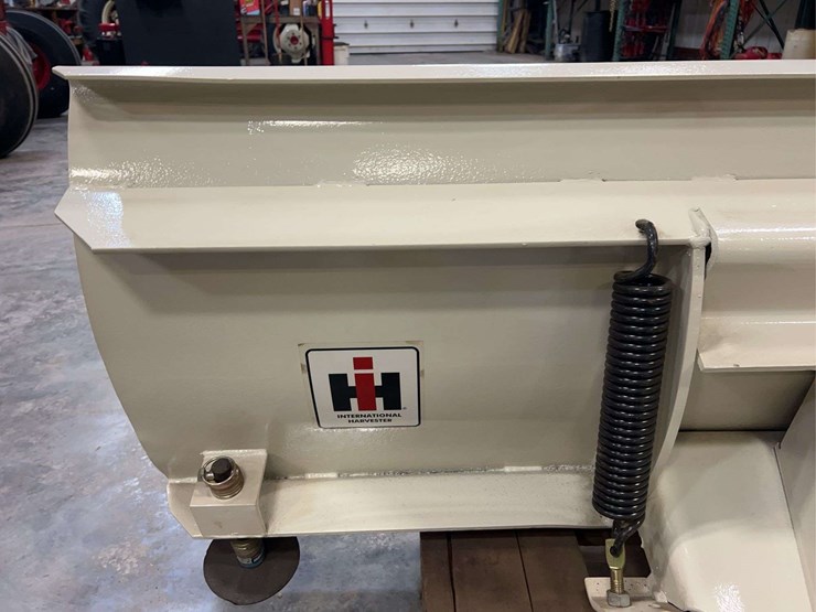 international-harvester-6’-hydraulic-lift-snow-blade-image-6