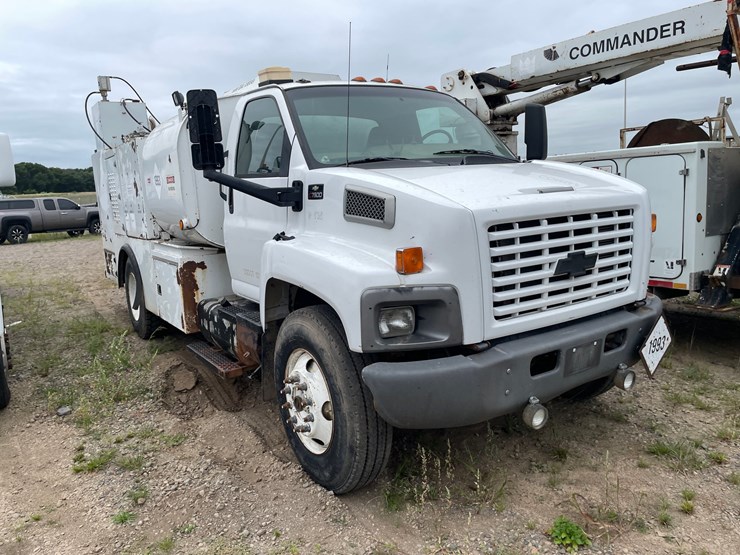 #1466-•-2003-chevrolet-c7500-fuel-and-lube-truck-(has-wy-title)-image-9