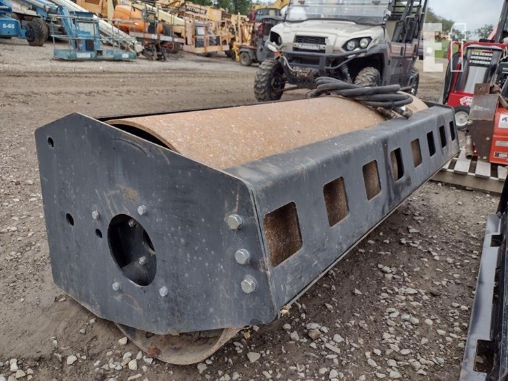 72-in-vibratory-roller-for-skid-loader-image-3