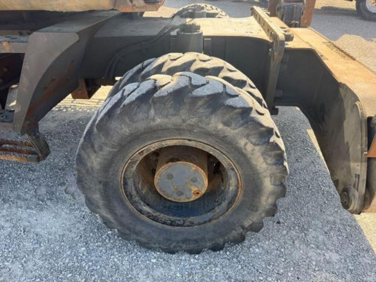 2014-hitachi-zx220w-3-image-46