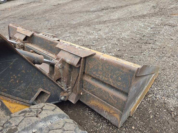 new-holland-c175-image-12