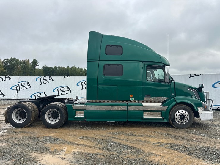 #61464-•-2007-volvo-vnl-sleeper-cab-truck-tractor-image-6