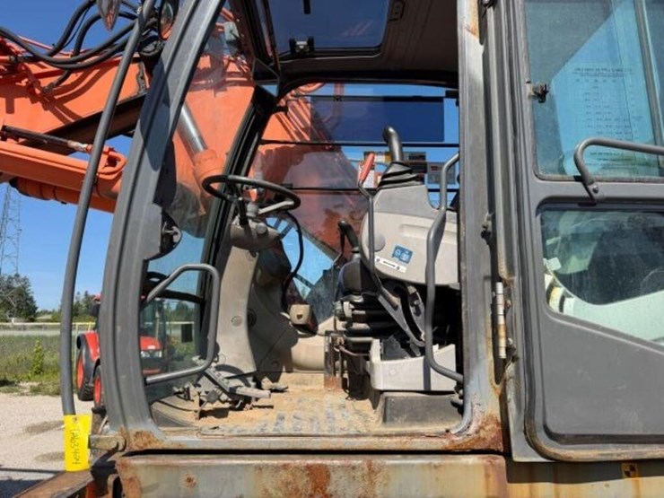 2014-hitachi-zx220w-3-image-17
