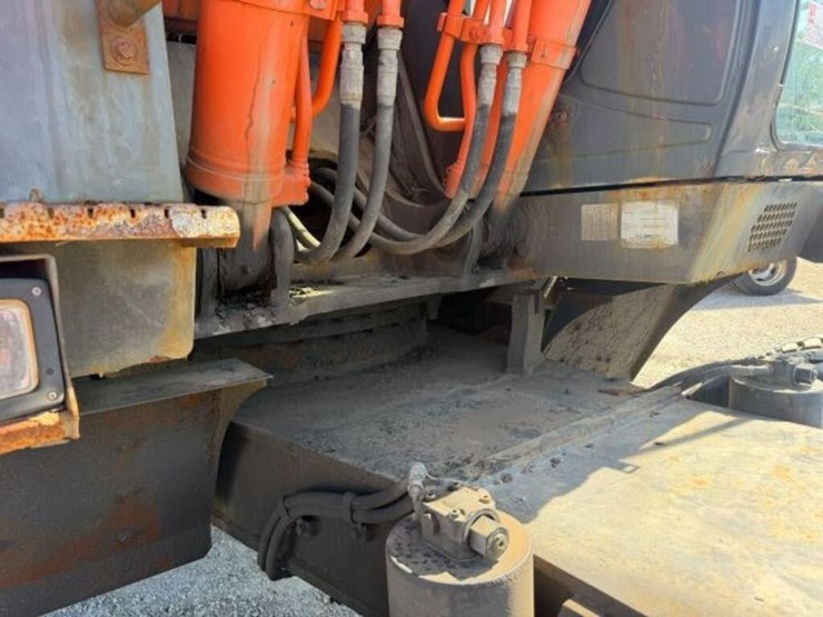 2014-hitachi-zx220w-3-image-27