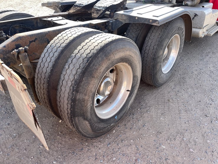 2012-peterbilt-388-image-11