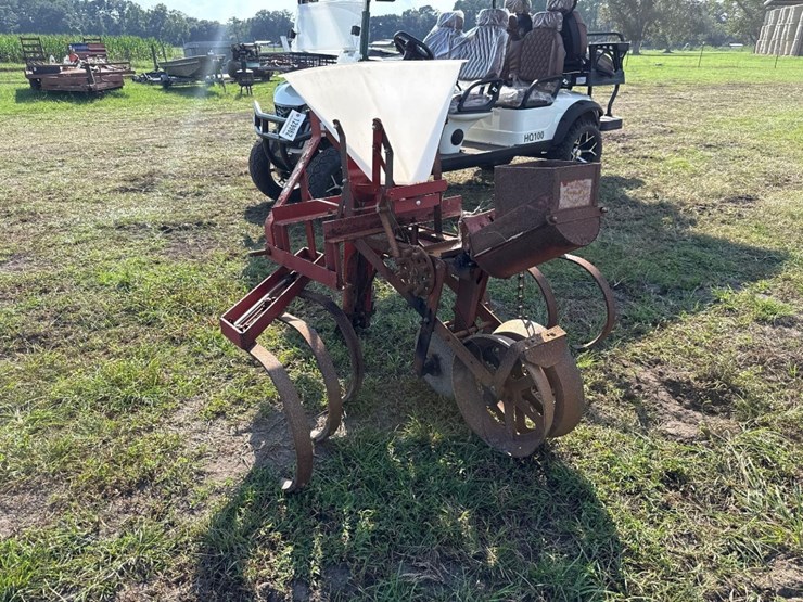 166---1-row-covington-planter-image-3