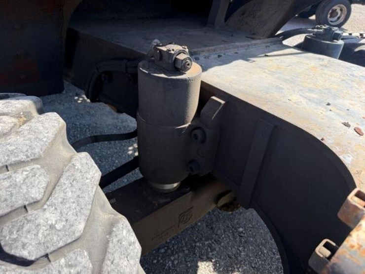 2014-hitachi-zx220w-3-image-26