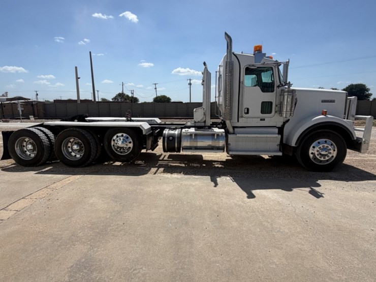 2012-kenworth-w900-image-4