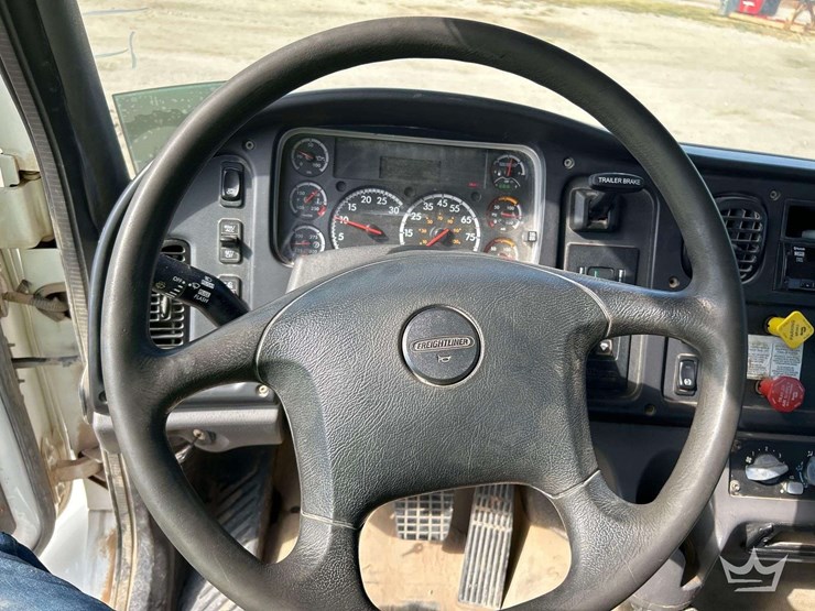 2019-freightliner-m2-106-image-14