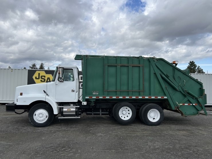 1995-white-gmc-wb-t/a-garbage-truck-image-2