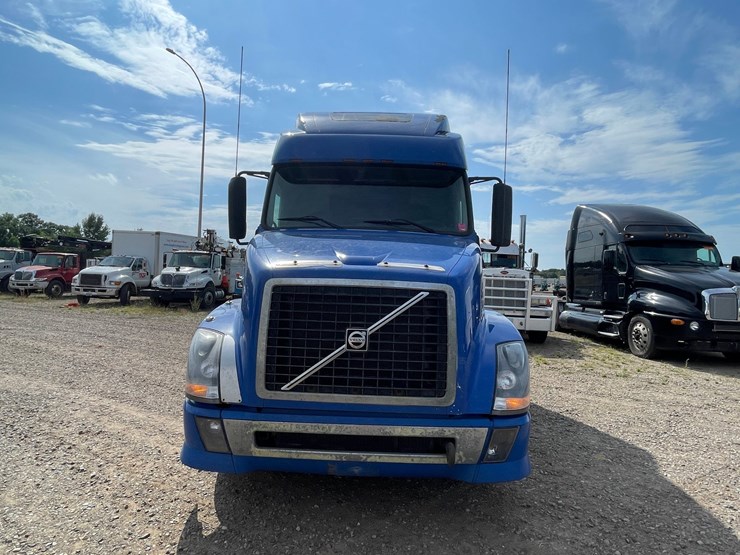 #1465-•-2007-volvo-ds-999-sleeper-cab-truck-tractor-(has-mn-title)-image-8