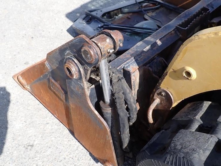 2002-caterpillar-226-image-8