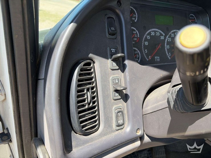 2018-freightliner-m2-106-image-5