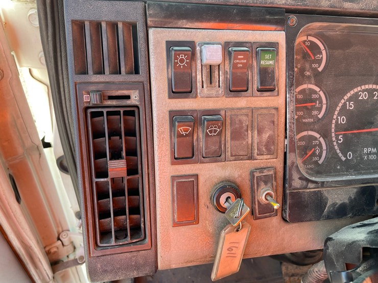 2002-freightliner-fl80-image-56