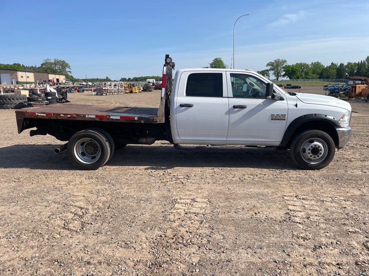 #1485-•-2016-ram-5500-flatbed-truck-(has-mn-salvage-title)-image-6